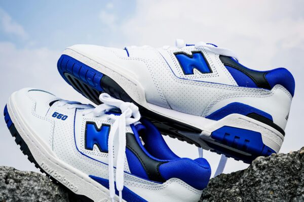 biało-niebieski buty marki New balance