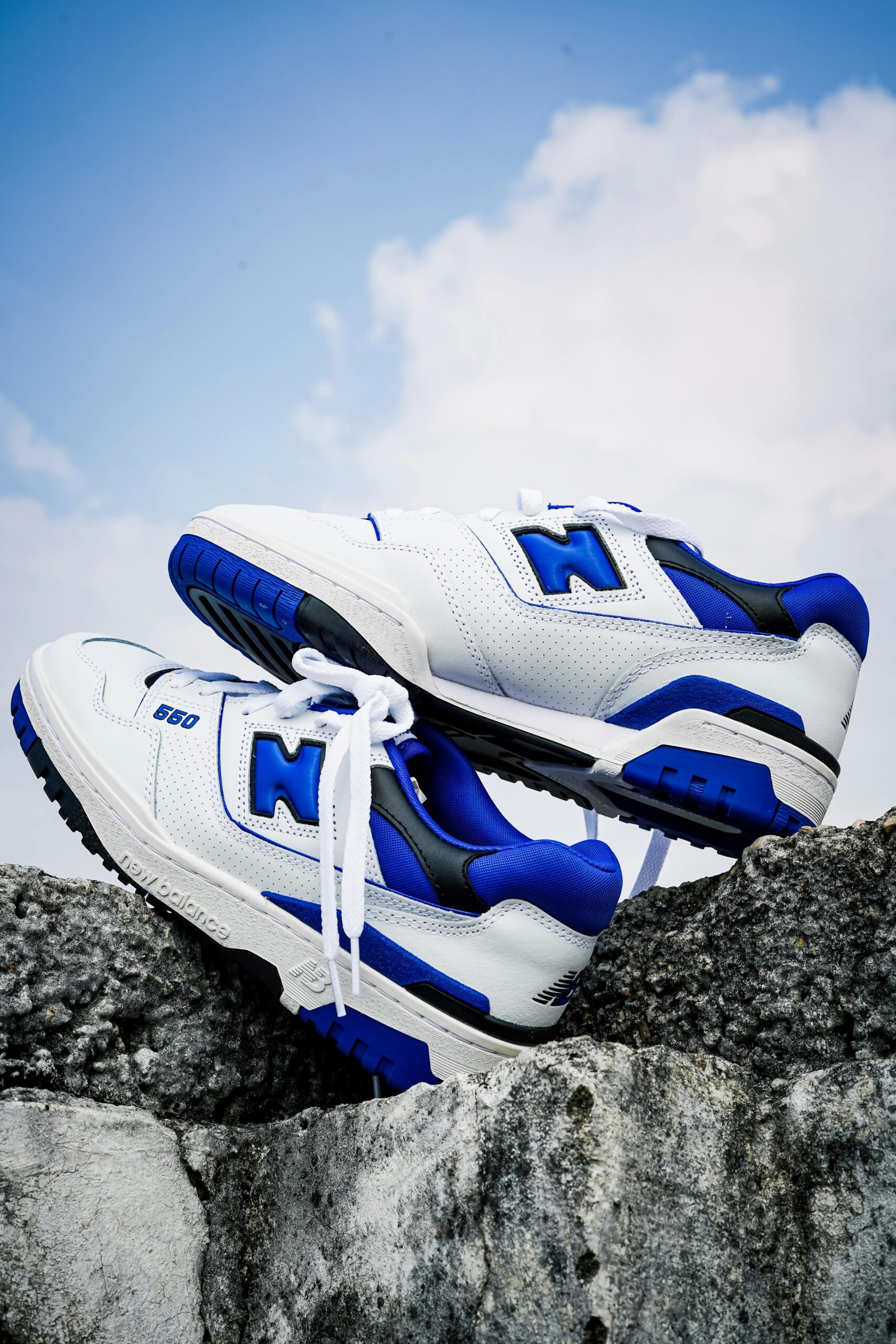 biało-niebieski buty marki New balance